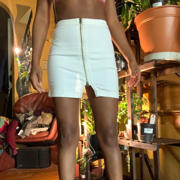 Zip up mini skirt - Picture 2 of 3
